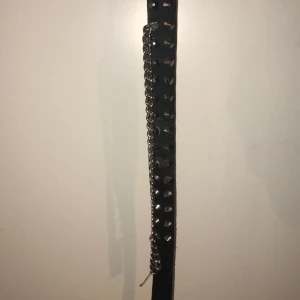 Nitbälte  - Säljer mitt knappt använda bälte/skärp med nitar samt två kedjor! Skriv för mer bilder det var svårt att fotografera haha 