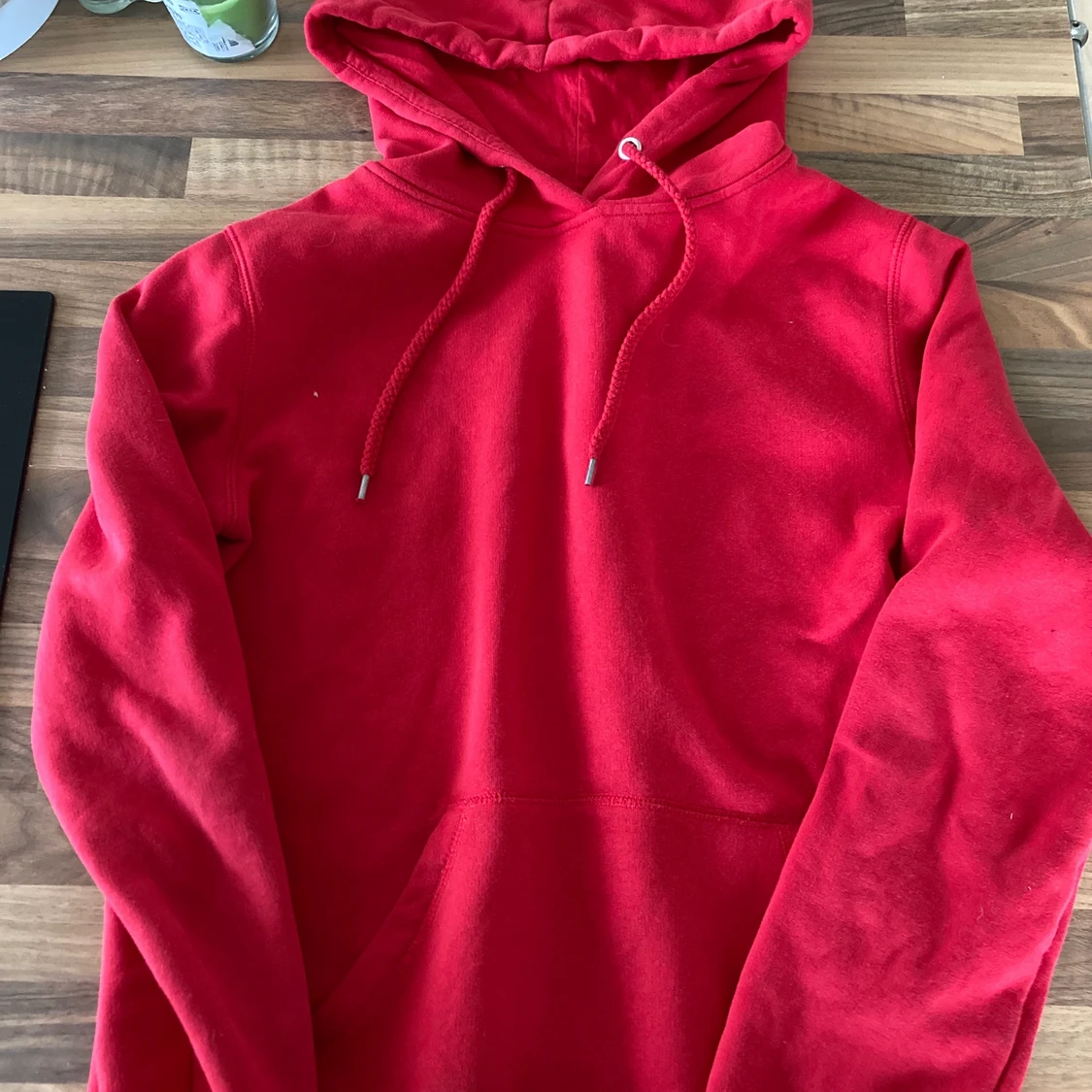Röd hoodie