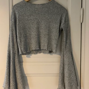 Pins and needles crop top flare sleeves  - The crop top was only worn ones and is in excellent condition it is in the size S and fits accordingly 