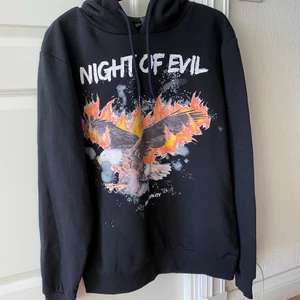 Night of Evil Hoddie - New Yorker - En hoodie i vanliga storlekar med skönt material! Aldrig använd! Fraktureringspris diskuteras. 