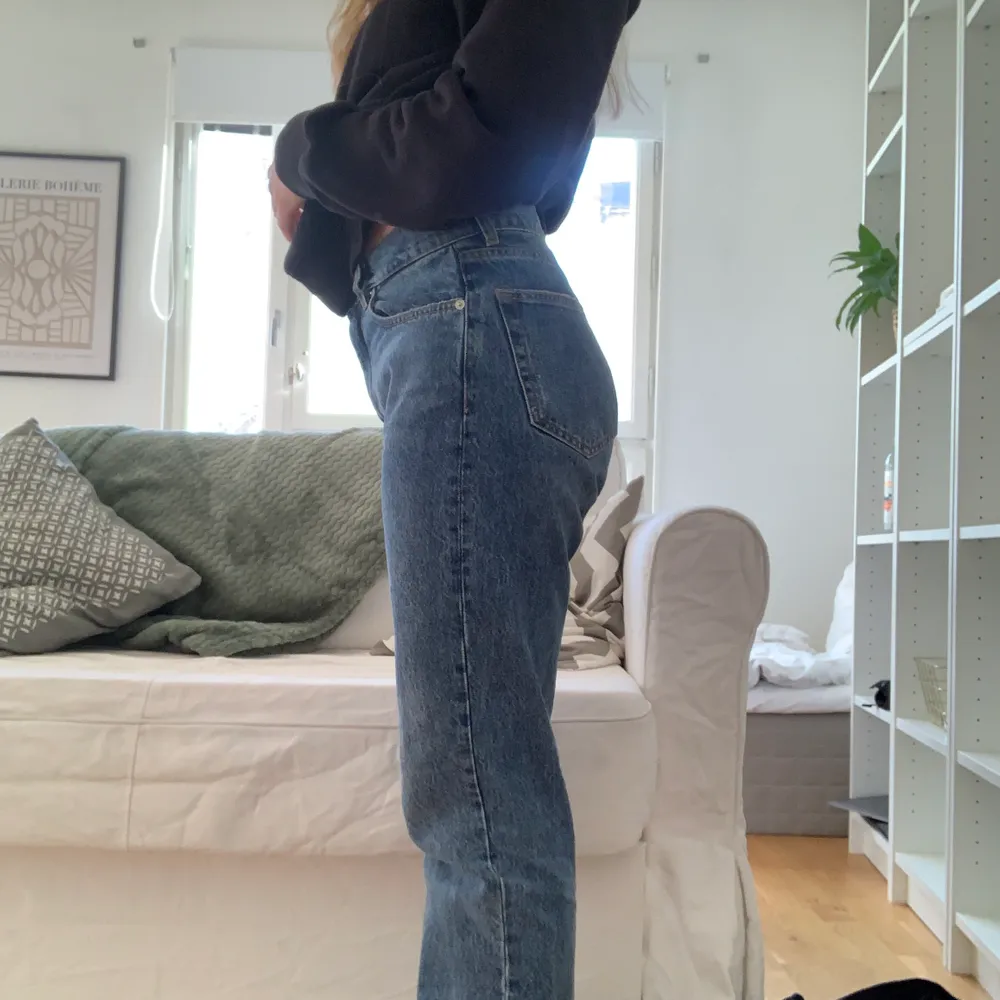 Jeans från HOPE. Jättefint skick. Midwaist. Köptes för 1400 kr på HOPE i Göteborg. Storlek 27, passar en 24/25 i midjan också beroende på hur man vill att de ska sitta. . Jeans & Byxor.