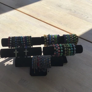 Armband,  fotlänkar,halsband - Säljer lite olika smycken helt nya  i olika färger