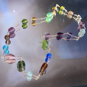 Halsband - Ett handgjort fint halsband med glaspärlor i massa färger och former! Spännet på halsbandet är försilvrat, och jag står för frakten❤️                                                                                —————————————————————                                                                                  Kika gärna in på min profil, säljer en massa olika handgjorda smycken💃🏼 perfekt till dig själv eller i present till någon❣️✨