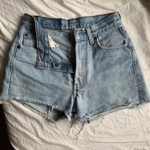 Levis shorts - Jätte fina Levis shorts i storlek xs. Köpte de här på plick men de var lite för små tyvärr. Dem är i bra skick och har super snygg passform❤️