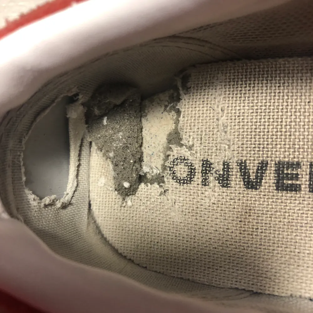 skitsnygga röda converse one stars köpte på plick för två år sedan, väl använda men ända tecknet på det är att sulan är trasig i hälen på båda skorna, men det känns inte när man har dem på sig. inte använda på ca ett år . Skor.