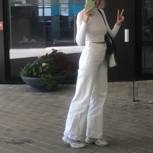 Vita jeans  - Säljer mina favorit jeans då dom tyvärr blivit för små för mig... strl 36! Långa och raka men en fin passform som formar ens egna former jättefint! Jag är 170! ❤️❤️❤️ köpare står för frakt🥰 !SLUTSÅLDA!