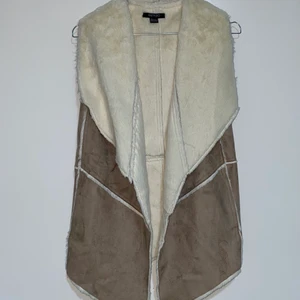 Väst - Säljer denna mjuka väsk som aldrig är använd. Det är i storlek XS men passar S lika bra. Det är även fickor på sidorna som är perfekt👌🏼