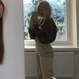 BEIGE HÄNGSELBYXOR  - Säljer världens finaste hängselbyxor i beige! Strl 36, jqg är 170. Inte sönder någonstans, säljer då den intr kommer till användning längre 😕 köpare står för frakt 🚚🥰 