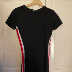 Pull&bear klänning  - Figursydd klänning som knappt har kommit till användning