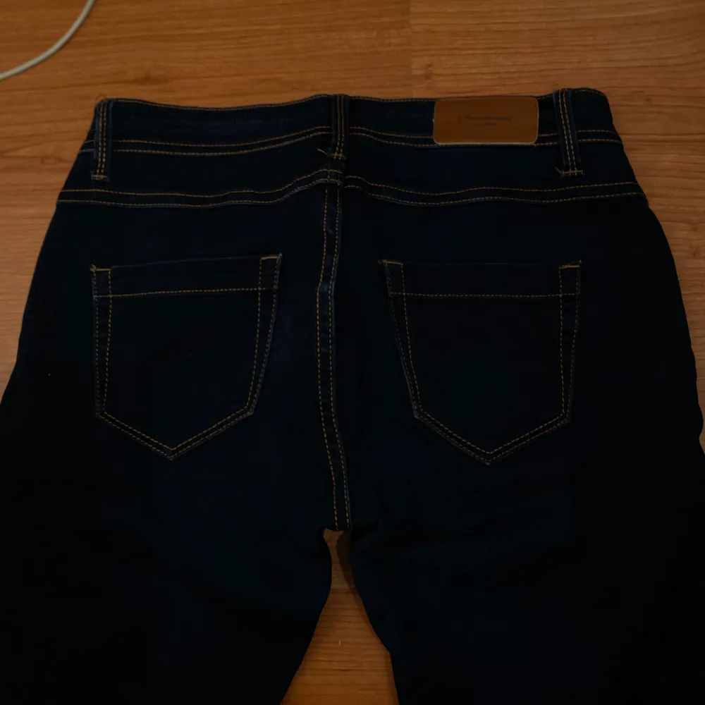 Snygga och nya jeans, superskönt material, tyvärr för liten storlek för mig. Säljes för 50kr, frakt tillkommer ❤️. Jeans & Byxor.