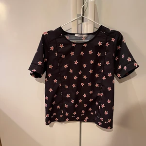Blommig blus - Blommig blus i väldigt härligt material, skit snygg till jeans å väldigt fin till våren! Köparen står för frakt