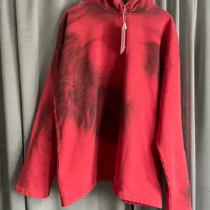 Ny oanvänd Röd/svart hoodie i stl M från acne säljes pga felköp. Nypris i januari 2021: 3100kr 