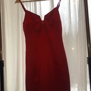 Fest klänning  - Väldigt fin bra tyg stretchig och du behöver inte va ”stor” upptill för den ska se bra ut stretchig funkar från storlek S - M