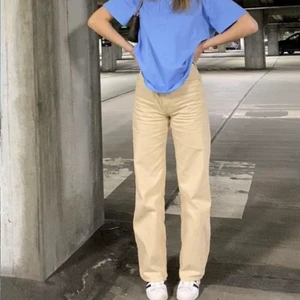 Beige monki jeans!  - Super fina Monki jeans som tyvärr är för små för mig. Jätte bra skick, storlek: 25. Buda i kommentarerna☺️ Köparen står för frakten! De två första  bilderna är tagna från deras egna hemsida!