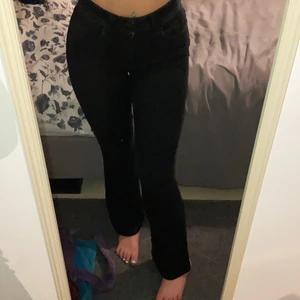 Bootcut jeans - Svarta bootcut jeans köpta på Holmlunds, använda några gånger och det är i ett nytt skick. 