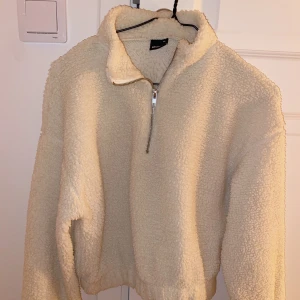 Teddy tröja - Säljer denna mysiga teddy-tröja. Använd ett fåtal gånger! Strl XS. 90kr + frakt💕💕💕