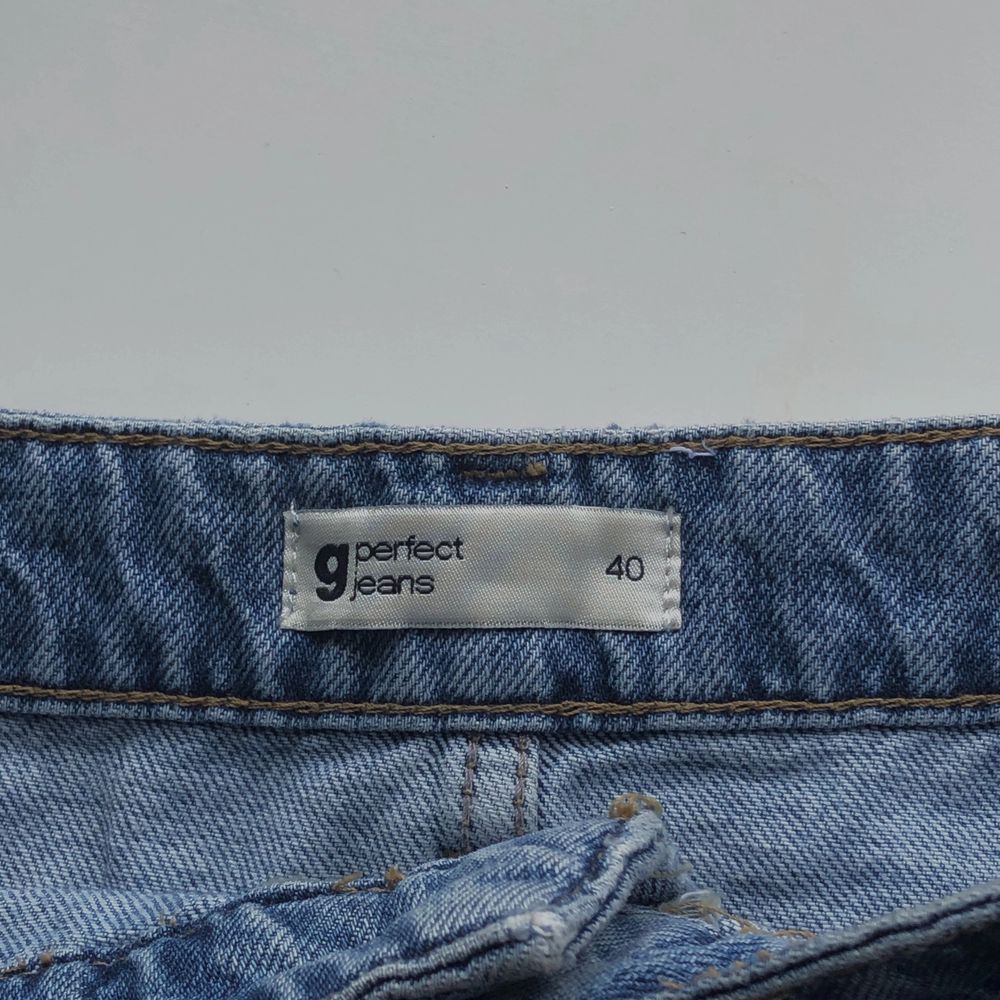 Snygg jeansskjol i denim frĂ„n Gina Tricotđ€ SĂ€ljer pga ej passar mig lĂ€ngre. Storlek 40. AnvĂ€nd fĂ„tal gĂ„nger och dĂ€rmed i bra skick. Detaljer i form av slitningar pĂ„ fickorna. FĂ€rgen Ă€r lite ljusare Ă€n pĂ„ bildenđ€ . Kjolar.