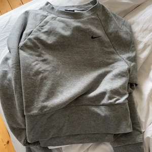 träningströja - fin sweatshirt med cut out på ryggen. otroligt skön vid träning då man får in luft. säljer då den blivit något liten för mig.
