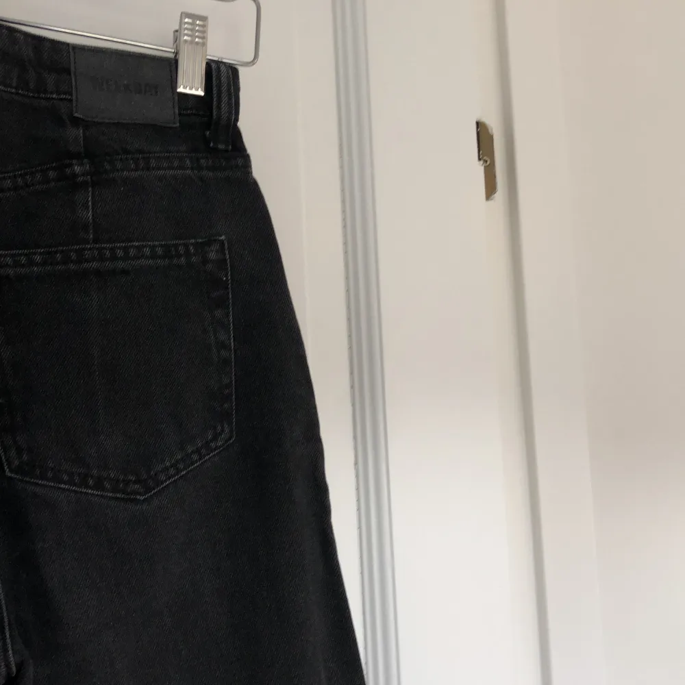 Svart, vida jeans från Weekday i storlek W25 L32 i modellen ACE. Knappt använda. Jeans & Byxor.
