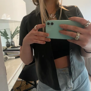 Kortärmad skjorta i läder - Riktigt snygg kortärmad skjorta i läder, passar till allt och gör en hel outfit!