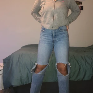 Zara jeans  - Jättefina Zara jeans i bra skick. Storlek 34. Finns inte kvar på Zaras hemsida. Säljer pågrund av att jag inte längre av användning av dem. Skriv för fler bilder💕