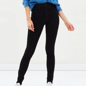 Levis mile high superskinny - Levi’s W28 i modellen mile high super skinny. Använt skick, svart tvättad/urtvättad look (se bild2&3). Bild 1 är lånad produktbild att visa modellen). Klippta och uppsydda (för hand) så de passar mig som är 165 cm.