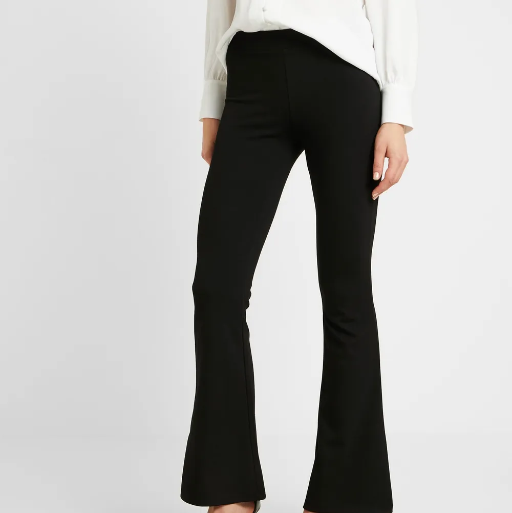 2 st petra trousers från Gina Tricot, säljs tillsammans! (Petite modellen). Jeans & Byxor.