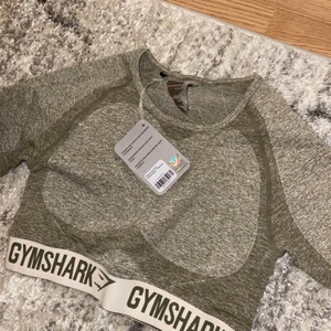 Oanvänd gymshark långärmad crop top!  - Säljer då den aldrig kommit till användning! Bra passform och sitter väldigt fint 