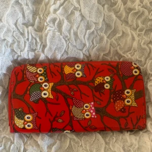 Plånbok - En fin, nästan helt oanvänd plånbok, vet dock inte vart den är från:) köparen står för frakten, bara skicka om du vill ha fler bilder eller har frågor🥰