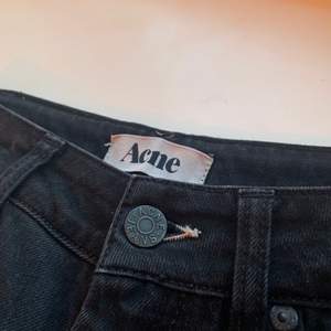 Jag säljer ett par acnestudios jeans retro. Jeansen är raka så att dom e tajta i rumpan och sitter lite lösare vid vaderna. Ord pris: 1200kr