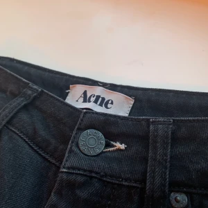 Acne jeans strl:xs - Jag säljer ett par acnestudios jeans retro. Jeansen är raka så att dom e tajta i rumpan och sitter lite lösare vid vaderna. Ord pris: 1200kr