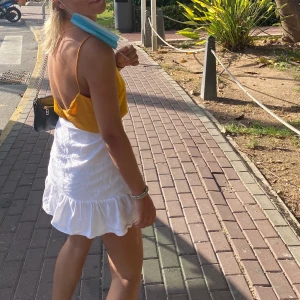 Vit kjol  - Vit omlott kjol från Nelly, superfin 