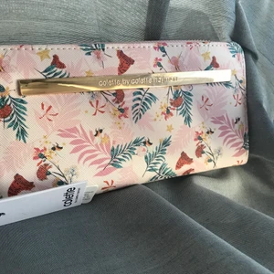 plånbok - ‼️bud på 155!!‼️ den är helt ny och oanvänd, skicket är ju 100/100%!! rosa och sjukt fin! vet int riktigt om de är märke eller nåt men yes! kan mötas upp i eskilstuna. (bara seriösa köpare!!)