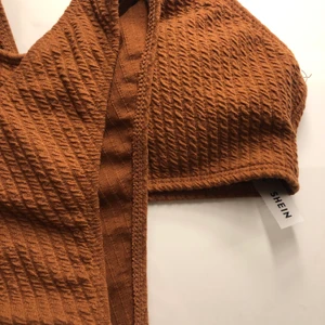 Bikini från SHEIN  - Brun ribbstickad bikini från SHEIN, aldrig använd så den är i nyskick 