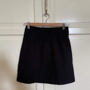 Svart kortare kjol i ”kostymbyxe-tyg” från asos i storlek 34. Säljer då den tyvärr är för liten. Köparen står för frakt.