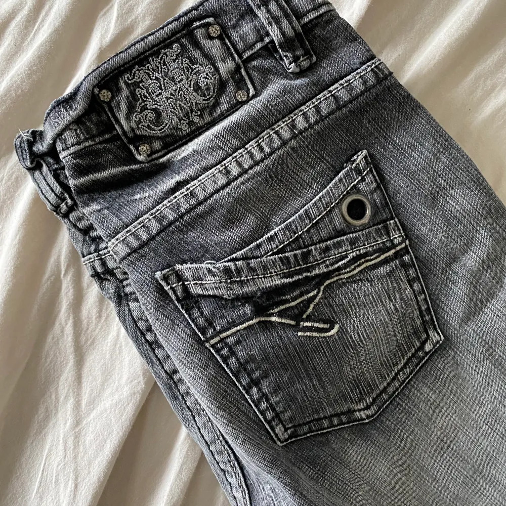 Skitnsygga jeans köpta ifrån sellpy, passade tyvärr inte mig. Ska vara i stolek L men skulle med säga en S eller liten M. Säljs för samma pris som de är köpta. Buda🤩. Jeans & Byxor.