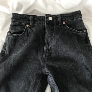 Monki jeans - Ett par svarta monki jeans, knappt använda! Frakt ingår:)🤎