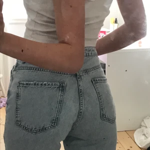 Gina jeans - Att par Gina tricot jeans, använda några gånger men ser helt nya ut:) 🤎