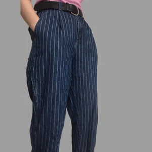 Randiga byxor från Monki - Ett par randiga byxor med lös passform från Monki. Säljs pga. för stor storlek, har använts ett fåtal gånger.