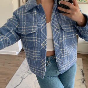 Jacka från Monki  - Säljer denna supersnygga rutiga jacka som är perfekt nu till våren! Jackan har storlek XXS men den är ungefär som S i storleken då den är lite oversized. Den är även i mycket bra skick, 290kr + frakt!
