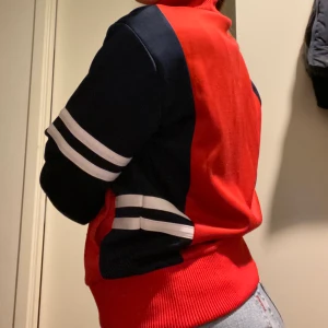 Ellesse zipper storlek S/M  - Fet Ellesse Zipper i jättefint skick! Unisex tröja som är hur skön som helst. 