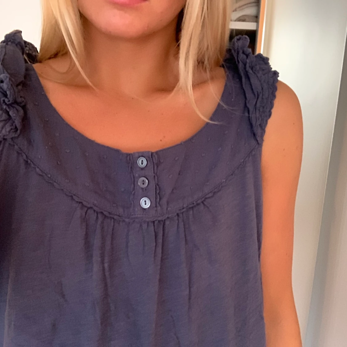 Marinblått linne med broderier