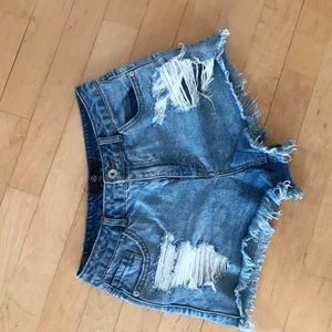 Shorts  - Säljer mina shorts jätte fina knappt använda❤️ oklart vart dom är ifrån men skulle gissa topshop som mina andra shorts🥰 säljer för att jag inte använder längre☺️