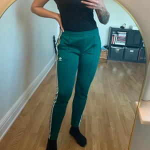 Adidas Originals Pants, gröna byxor  - Helt nya Adidas Original pants. Otroligt fin grön färg. Resår i midjan och i ett stretchigt material. Storlek 38. Oanvända. Köparen står för frakt som tillkommer 📬