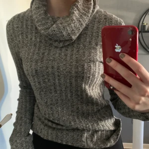 Polo långärmad  - Långärmad från Lindex, ganska tunn med lång polokrage som lägger sig fint runt halsen. Använd några gånger men inte sliten. Storlek S men ganska stretchig så skulle säga att den passar M också💕✨ köparen står för frakten. 