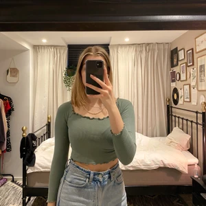 Topp bikbok strl S - Superfin topp från bikbok som går att bära på två olika sätt. Storlek S men är väldigt stretchiga så skulle säga att den skulle passa en M också! Ställ gärna frågor om du undrar något!🥰