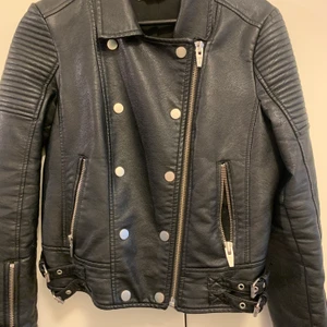 Skinnjacka  - Den är andvänt många gånger men ändå fin fortfarande