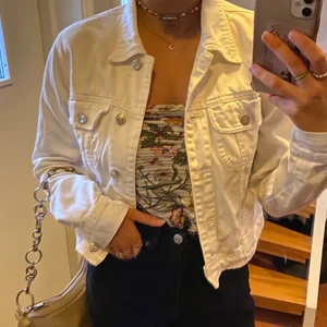 Vit jeansjacka från Nelly - Jeansjacka köpt på Nelly, så fin till sommaren! Frakt är inte inräknad i priset.