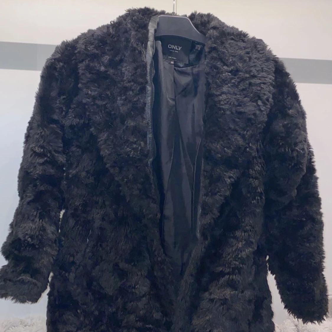 Svart päls jacka ifrån ONLY stl XS