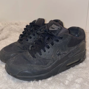 Nike air Max 90 stl 38,5 - Säljer nu mina svarta Nike air Max 90 i storlek 38,5, med uppskavningar i hälen varav det billiga priset. Ny pris runt 1300kr. Köparen står för frakt